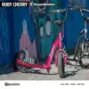 Laste tõukeratas reguleeritava lenksu ja õhkrehvidega | E-pood Tootemaailm Roosa HyperMotion Ruby Cherry tõukeratas tänaval, mustade juhtrauaga ja must-valge jalatoega.
