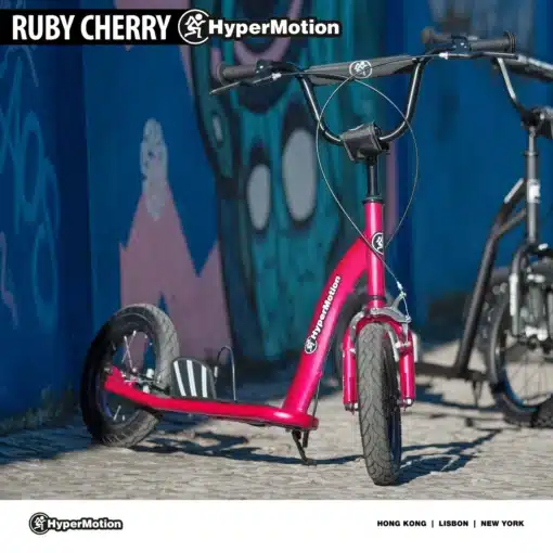 Laste tõukeratas reguleeritava lenksu ja õhkrehvidega | E-pood Tootemaailm Roosa HyperMotion Ruby Cherry tõukeratas tänaval, mustade juhtrauaga ja must-valge jalatoega.