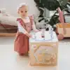 Montessori tegeluskuubik lastele 12+ kuud | E-pood Tootemaailm Väikelaps seisab mängutoa puidust tegevuskeskuse kõrval ja mängib selle erinevate elementidega