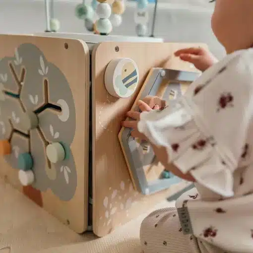 Montessori tegeluskuubik lastele 12+ kuud | E-pood Tootemaailm Laps mängib puidust tegevuslauaga, millel on kujundid ja peegel