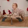 7-ühes õppe- ja muusikalaud Montessori mänguasi | E-pood Tootemaailm Beebi mängib värvilise tegevuslaua juures toas