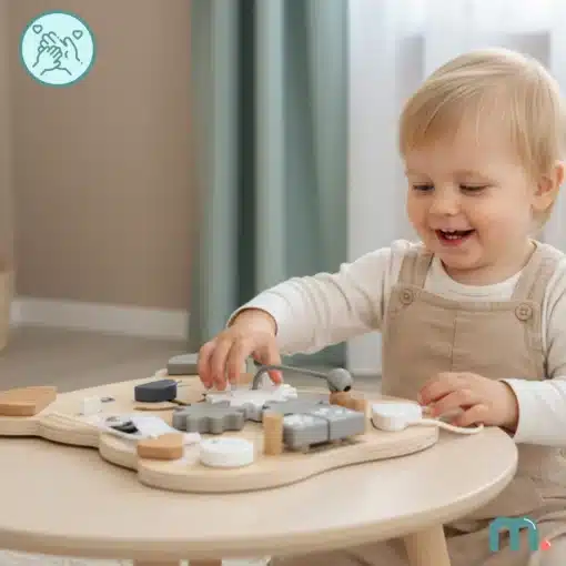 Montessori tegeluslaud lastele 10 ühes karu kujuline | E-pood Tootemaailm Väikelaps mängib puidust osadega tegevuslaual