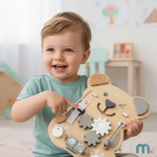 Montessori tegeluslaud lastele 10 ühes karu kujuline | E-pood Tootemaailm Naeratav väike laps mängib puidust karukujulise tegevuslauaga, millel on hammasrattad ja detailid