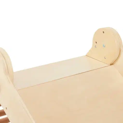 Hele puidust voodiraami detail vaade ilma madratsita