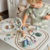 Montessori arendustabel lastele 10in1 | E-pood Tootemaailm Laps mängib puidust tegevuslauaga, kus on erinevad kujundid, liikuvad detailid ja värvilised elemendid