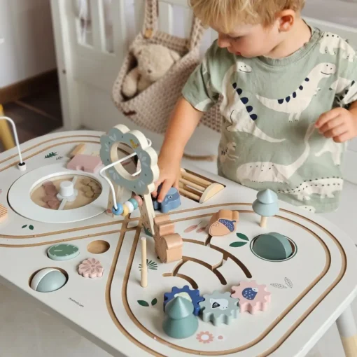 Montessori arendustabel lastele 10in1 | E-pood Tootemaailm Laps mängib puidust tegevuslauaga, kus on erinevad kujundid, liikuvad detailid ja värvilised elemendid