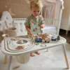Montessori arendustabel lastele 10in1 | E-pood Tootemaailm Väike laps mängib puidust tegevuslauaga laste toas.