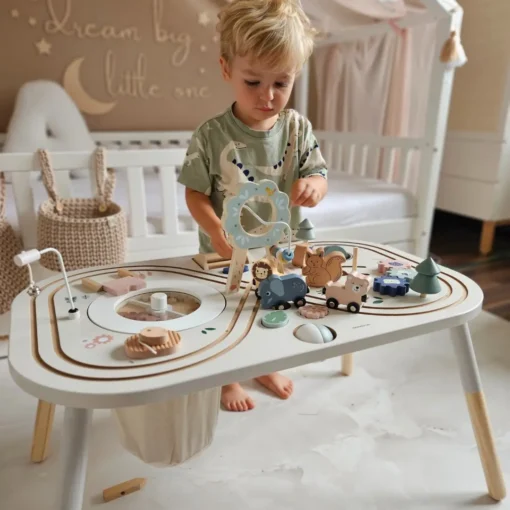 Montessori arendustabel lastele 10in1 | E-pood Tootemaailm Väike laps mängib puidust tegevuslauaga laste toas.