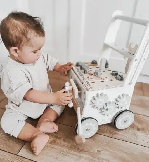 Puidust 3in1 käimistugi ja töölaud 47 osaga Montessori mänguasi | E-pood Tootemaailm Väikelaps mängib puidust tegevuskeskusega ratastel
