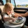 Rooliga Montessori tegevuslaud lastele | E-pood Tootemaailm Väikelaps autos turvatoolis mängimas puidust tegevuslauaga