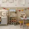 Lastetoa mängunurk mänguköögi, väikese müügileti, lauakese ja taburettidega