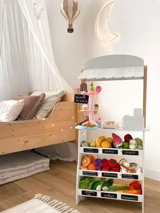 Laste mänguköök riiulite ja mängu-toidu tarvikutega lastetoas