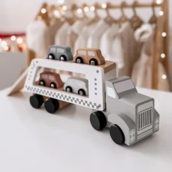 Puidust mänguauto veoauto väikeste autodega, halli ja puidutooni disain
