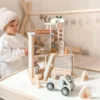 Puidust tuletõrjedepoo mängukomplekt lastele | E-pood Tootemaailm Puidust tuletõrjejaama mänguasi ja väike mänguauto lapse kõrval