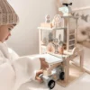 Puidust tuletõrjedepoo mängukomplekt lastele | E-pood Tootemaailm Laps mängib puidust tuletõrjekeskuse mängukomplektiga, millel on torn, redel ja väike auto