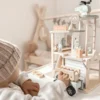Puidust tuletõrjedepoo mängukomplekt lastele | E-pood Tootemaailm Laps mängib puidust tuletõrjejaama mänguasjaga ja väikese autoga