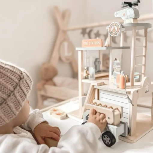 Puidust tuletõrjedepoo mängukomplekt lastele | E-pood Tootemaailm Laps mängib puidust tuletõrjejaama mänguasjaga ja väikese autoga