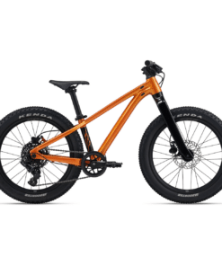 Oranž ja must fatbike maastikuratas paksude rehvidega valgel taustal
