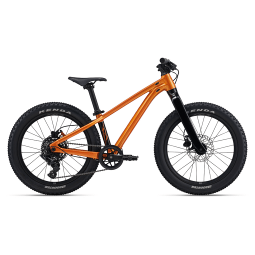 Oranž ja must fatbike maastikuratas paksude rehvidega valgel taustal