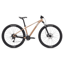 Mattpruun hardtail maastoratas mustade rehvide ja esiamordiga valgel taustal