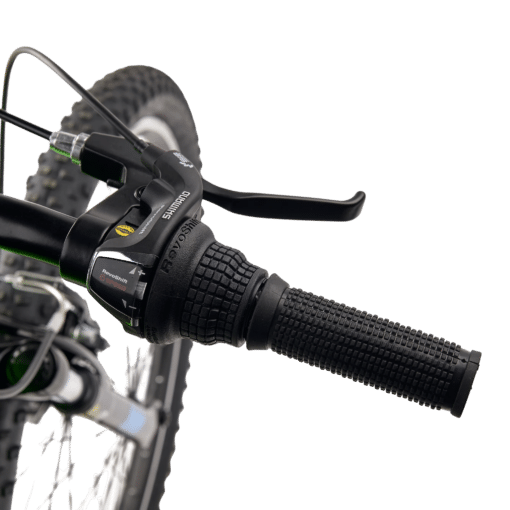 Noorte jalgratas S'Cool Xroc 26-tolline roheline | E-pood Tootemaailm Jalgratta parempoolne juhtrauakäepide ja Shimano RevoShift käiguvahetaja detailvaates