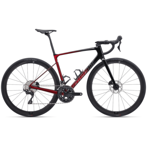 Maanteeratas Giant Defy Advanced Pro 2 süsinikraamiga | E-pood Tootemaailm Must ja punane maanteeratas ketaspiduritega, külgvaates valgel taustal