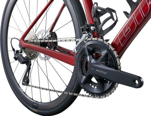 Maanteeratas Giant Defy Advanced Pro 2 süsinikraamiga | E-pood Tootemaailm Punase maanteeratta tagumine osa, ketti, käiguvahetaja, kassett, vänt ja Shimano 105 väntvõll