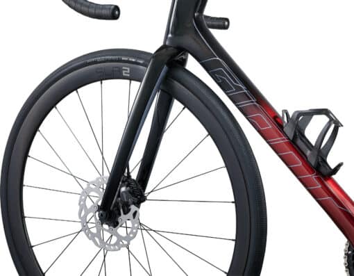 Maanteeratas Giant Defy Advanced Pro 2 süsinikraamiga | E-pood Tootemaailm Maanteeratta esiratas, ketaspidur ja raam, punase-musta disainiga
