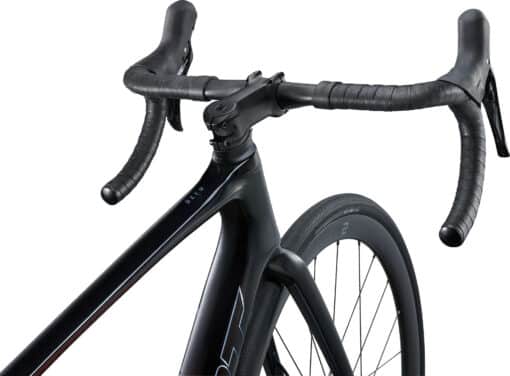Maanteeratas Giant Defy Advanced Pro 2 süsinikraamiga | E-pood Tootemaailm Musta maanteeratta esiosa, lenksud ja esiratas valgel taustal