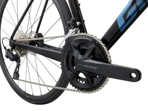 Maantee- või hübriidrattal olev Shimano 105 vänt ja tagumised käiguosad lähivaates