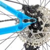 Sinine jalgratta tagaketas ja Shimano ketaspidur tagaratta juures