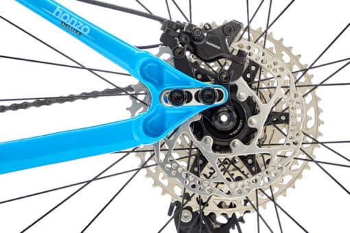 Sinine jalgratta tagaketas ja Shimano ketaspidur tagaratta juures