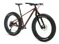 Pruuni raamiga fatbike laiade Maxxis rehvide, ketaspidurite ja esiamordita esitusega