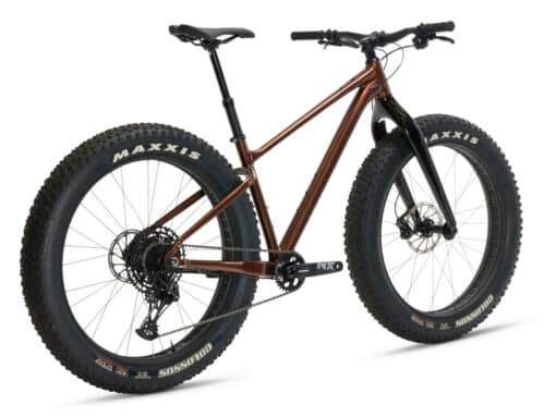 Pruuni ja musta raamiga fatbike, paksude rehvide ja ketaspiduritega, külgvaates valgel taustal