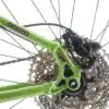 Rohelise jalgratta tagaratas koos Shimano ketaspiduri ja rattaraami tagahargiga