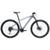 Hallikas hardtail-mountainbike, musta raami ja suurte Kenda rehvidega külgvaates valgel taustal