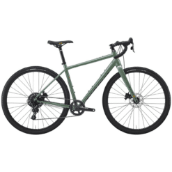 Roheline maastikuratas mustade rehvide, lenksu ja ühekäigulise käiguvahetusega valgel taustal
