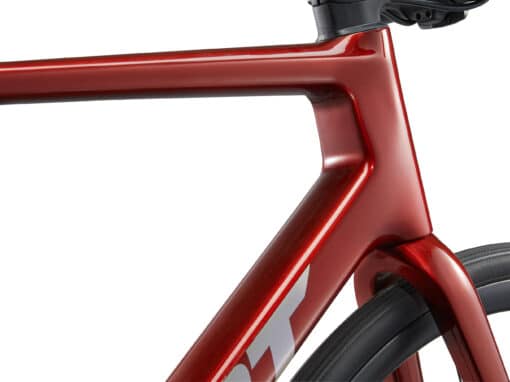 Punane jalgratta raam lähivaates valgel taustal