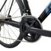 Maanteeratta tagumine osa koos Shimano 105 käiguvahetuse ja väntadega mustal raamidel