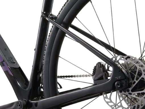 Kruusajalgratas Giant Revolt Advanced 2 | E-pood Tootemaailm Musta jalgratta tagaratas, ketasrootor, ketijooks ja tagumine käiguvahetaja lähivaates