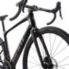 Kruusajalgratas Giant Revolt Advanced 2 | E-pood Tootemaailm Must maastikuratas maantee- ja kruusatarbeks, esiplaanil juhtraud ja esiratas
