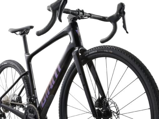 Kruusajalgratas Giant Revolt Advanced 2 | E-pood Tootemaailm Must maastikuratas maantee- ja kruusatarbeks, esiplaanil juhtraud ja esiratas