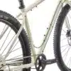 Beež maastikuratta raam, rattad, kett ja Shimano vänt detailvaates valgel taustal