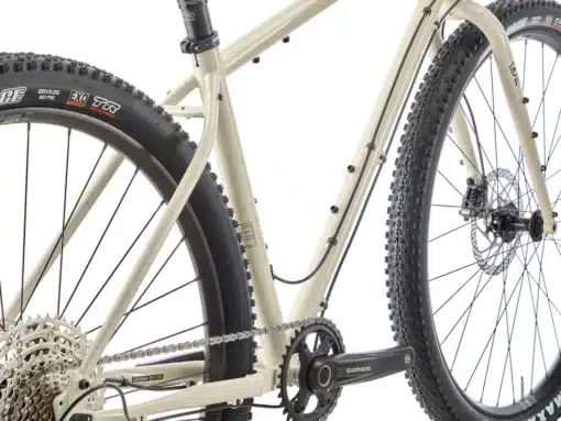 Beež maastikuratta raam, rattad, kett ja Shimano vänt detailvaates valgel taustal