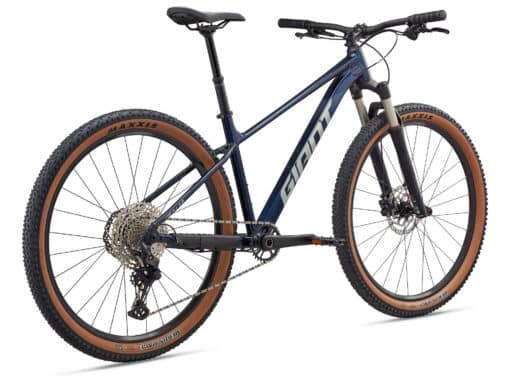 Sinine hardtail-tüüpi maastikuratas laiade Maxxis rehvide ja esiamordiga