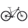 Must hardtail-mägijalgratas musta raamiga, Maxxis rehvide ja esiamordiga valgel taustal