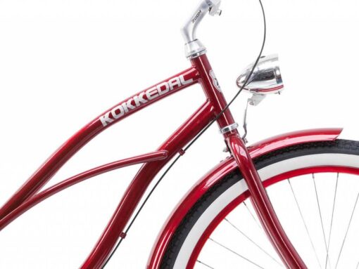 Naiste cruiser-jalgratas Kokkedal Cherry 3 käiguga | E-pood Tootemaailm Punane KOKKEDAL jalgratas valgel taustal, nähtav raam, esihark, esiratas ja esituli