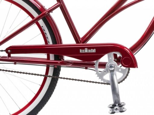 Naiste cruiser-jalgratas Kokkedal Cherry 3 käiguga | E-pood Tootemaailm Punane jalgratta tagumine osa, kett, vänt ja kaitsekattega raam valgel taustal