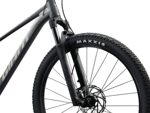 Maastikuratta esihark, esiratas ja Maxxis rehvi lähivaade mustal rattaraamil
