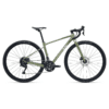 Roheline maanteeratas mustade rataste ja lenksuga valgel taustal
